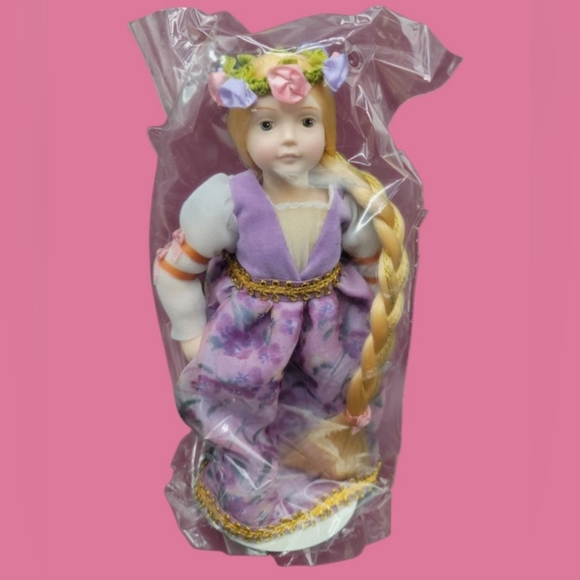 NIB VINTAGE 1986 AVON FAIRY TALE COLLECTION RAPUNZEL PORCELAIN DOLL - Picture 2 of 8
